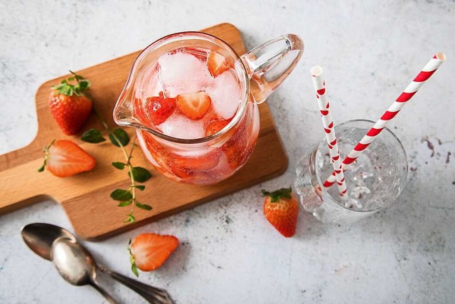 Erdbeeren verleihen dem Wasser ein int...araffe auch optisch Lust aufs Trinken.  | Foto: Christin Klose (dpa)
