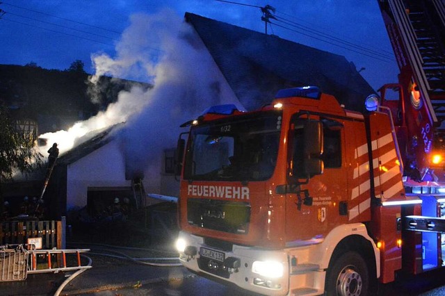 Auch eine Drehleiter gehrt zum Fuhrpa...beim Brand in Istein im November 2021.  | Foto: Hannes Lauber