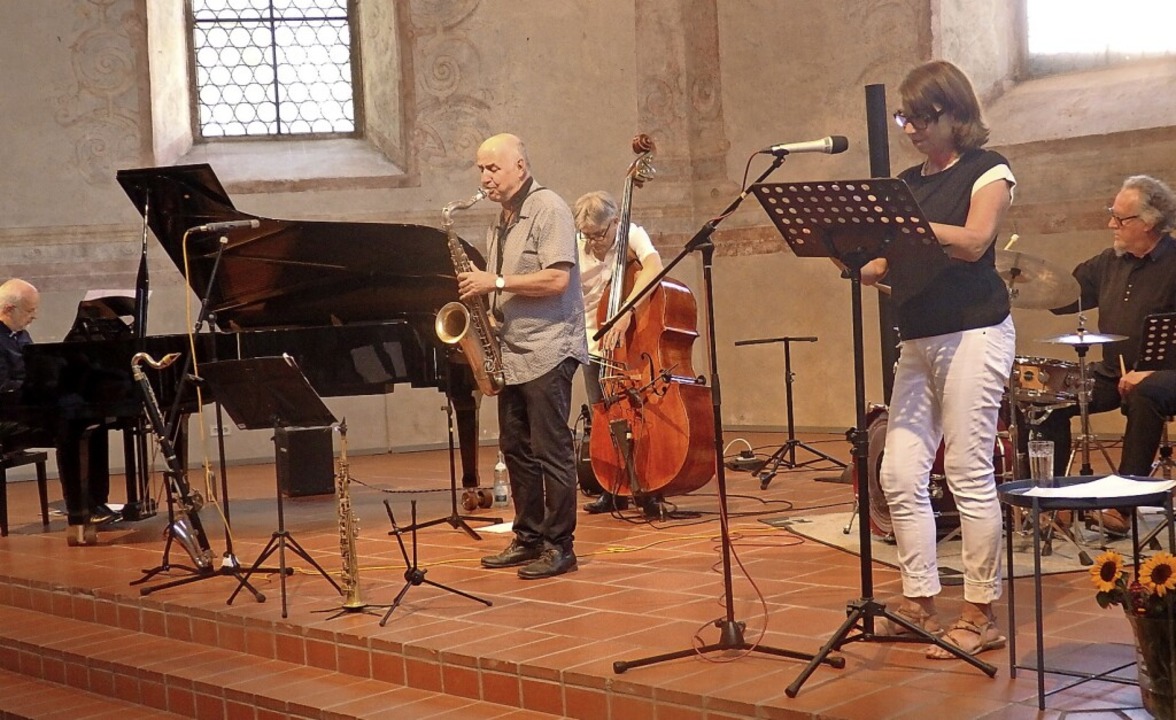 Die Freiburger Jazzband More than Four und Schauspielerin Petra Gack  | Foto: Bianca Flier