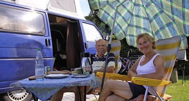 Campen in Waldshut: Erwin und Brbel L... 20 Jahren mit ihrem VW-Bus unterwegs.  | Foto:  Vanessa Amann