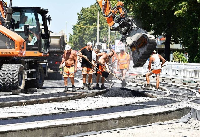 180 Grad hei ist der Asphalt bei der Verarbeitung.  | Foto: Rita Eggstein