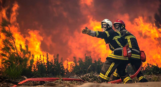 In vielen Lndern Europas  &#8211; hie...tlantikkste &#8211; wten Waldbrnde.  | Foto: Uncredited (dpa)