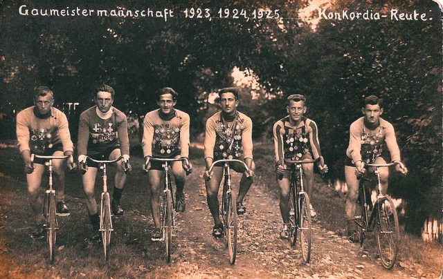 Mit Medaillen geschmckter Brust: die ...iche Mannschaft aus den 1920er-Jahren.  | Foto: Benedikt Sommer