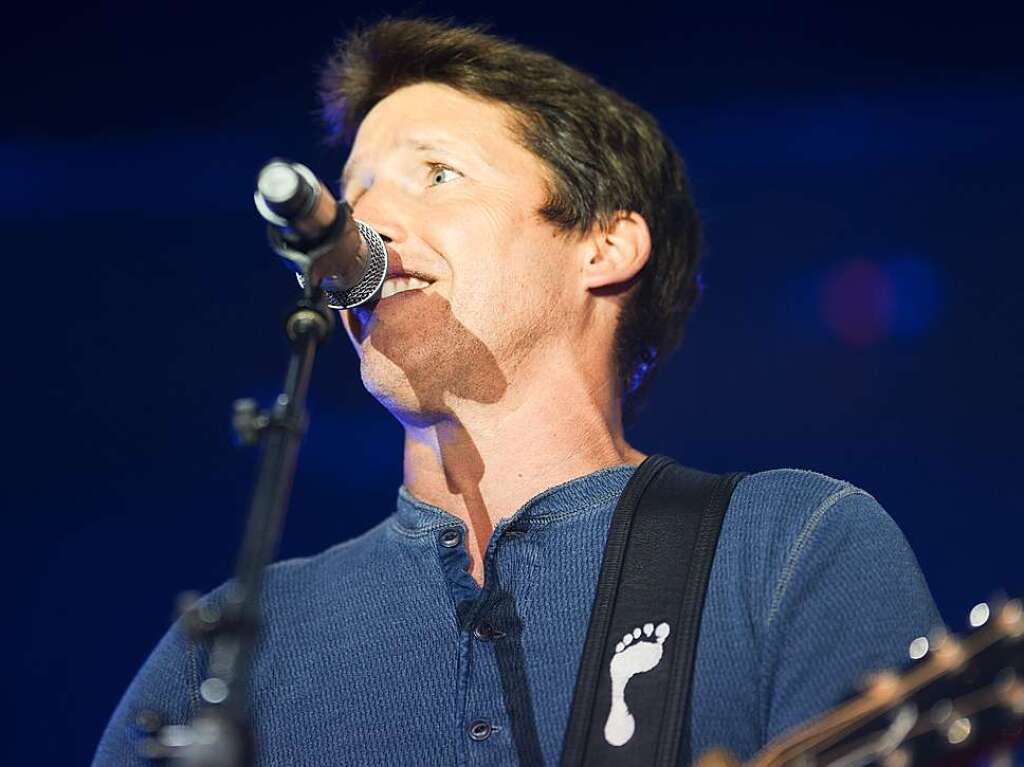 Snger James Blunt begeistert bei seinem Konzert in Freiburg mit gefhlvollem Pop und britischem Humor.