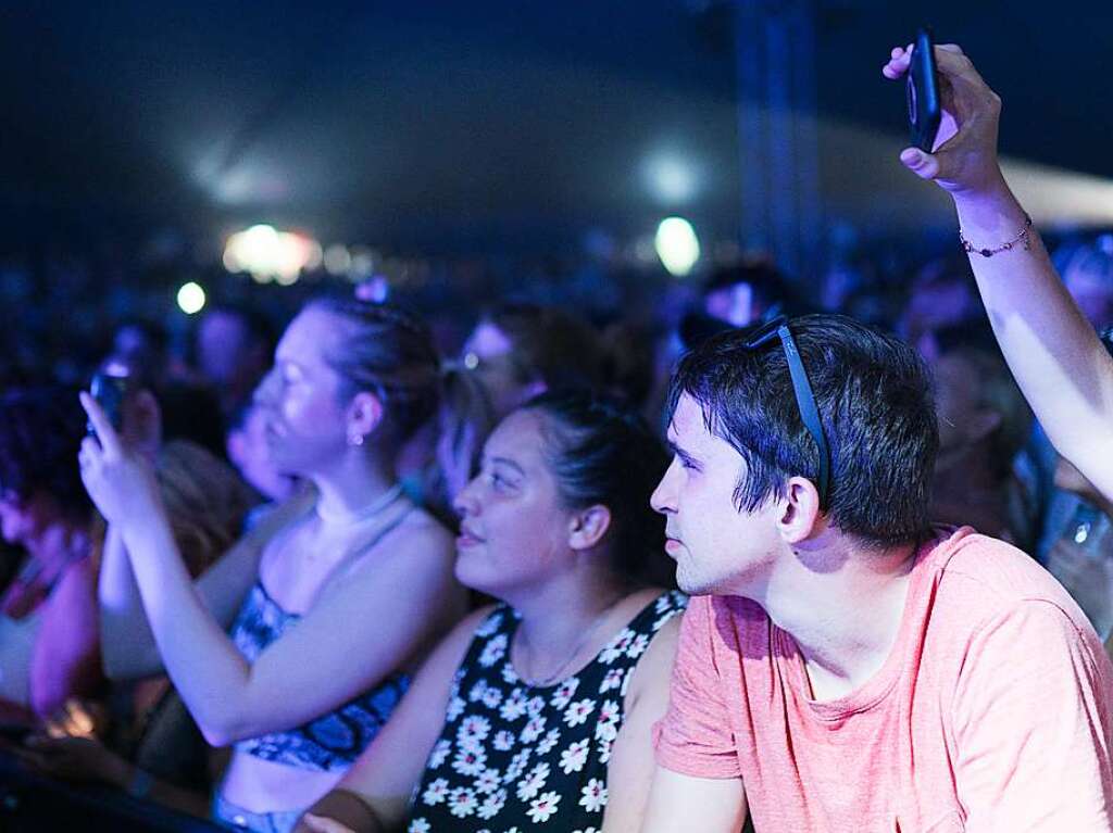 Snger James Blunt begeistert bei seinem Konzert in Freiburg mit gefhlvollem Pop und britischem Humor.