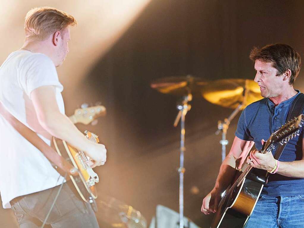 Snger James Blunt begeistert bei seinem Konzert in Freiburg mit gefhlvollem Pop und britischem Humor.