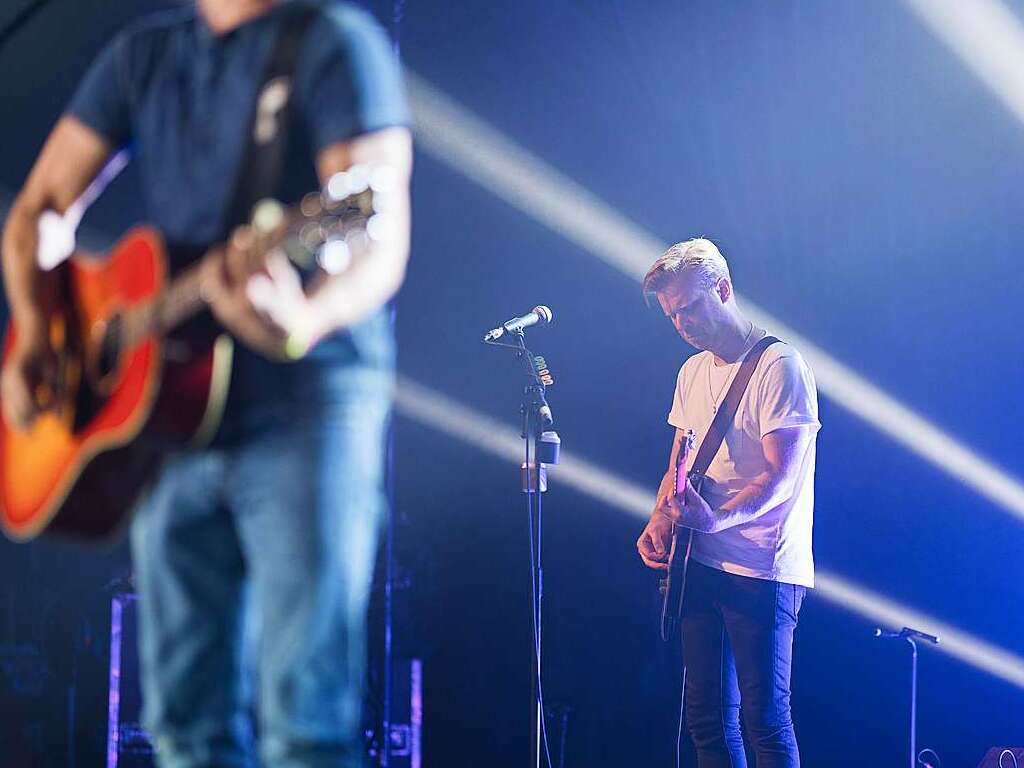 Snger James Blunt begeistert bei seinem Konzert in Freiburg mit gefhlvollem Pop und britischem Humor.