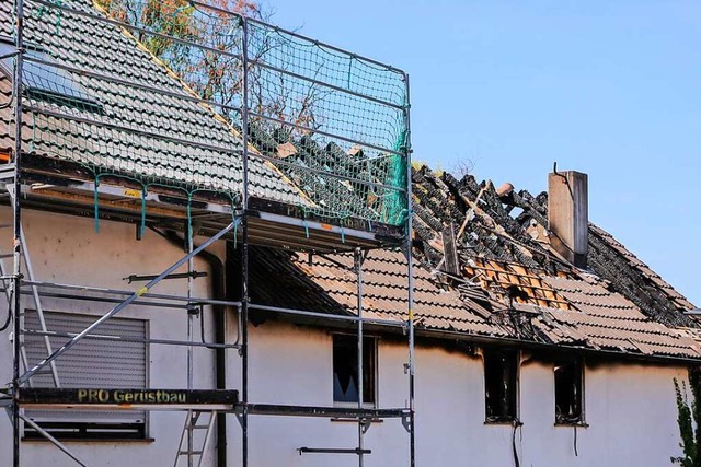 Im Nebengebude (rechts) brach das Feu...ils auf die Fassade und das Dach ber.  | Foto: Adrian Hofmann