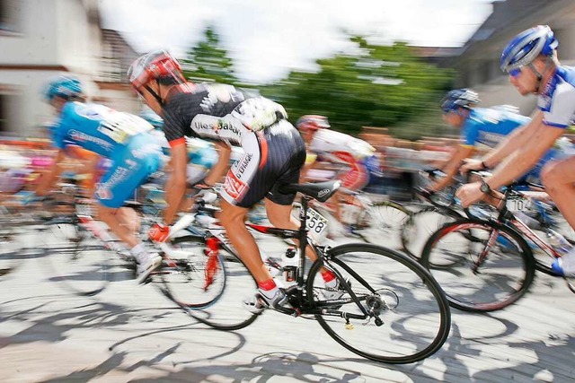 Die Deutschland-Tour kommt wieder: Das...hrerfeld bei der Durchfahrt in Riegel.  | Foto: Patrik Mller