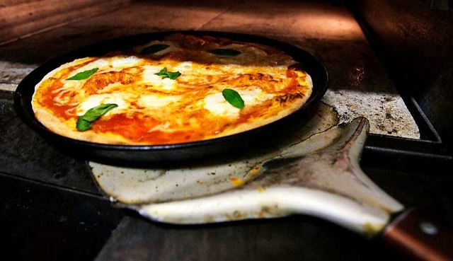 Selbst eine Pizza Margherita ist in der Schweiz viel teurer  | Foto: Arno Burgi