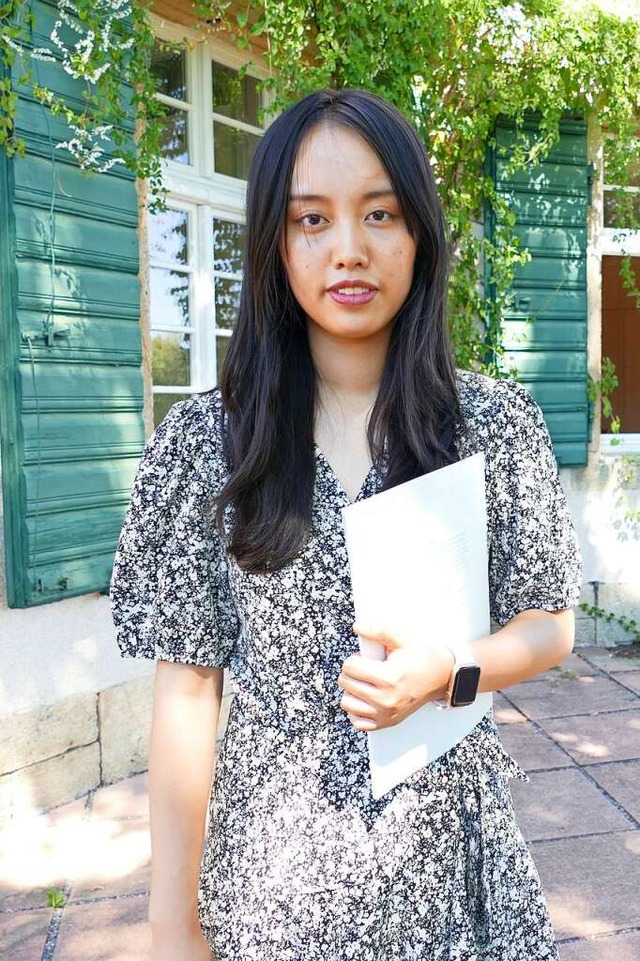 Zuoyi Xu vor einem Birklehof-Gebude. ...drei Jahre ihrer Schulzeit verbracht.   | Foto: Susanne Filz