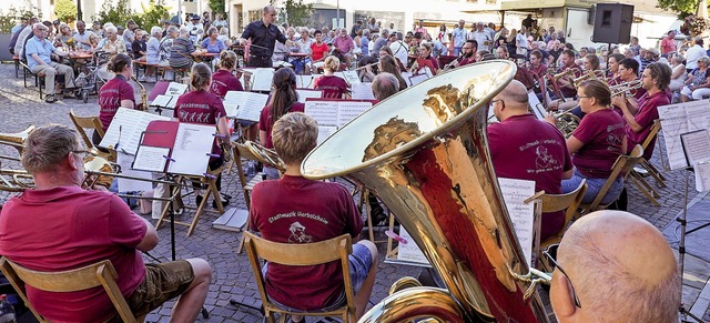 Die Stadtmusik Herbolzheim unter der L... Lohnert spielte auf dem Rathausplatz.  | Foto: Michael Haberer