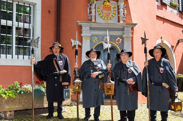Mit Hellebarden und historischen Kost...chter durch die Geschichte Burkheims.  | Foto: Burkheimer Nachtwchter