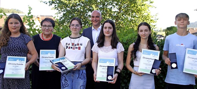 Sie erhielten von Brgermeister Matthi...lsbach, Sophia Feit und Luca Kappus.   | Foto: Heidi Fel