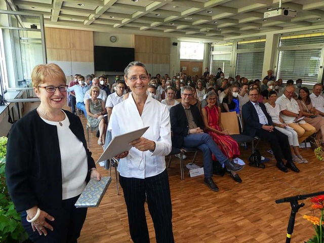 Jutta Brecht (links) empfngt von der ...de, die sie in den Ruhestand entlsst.  | Foto: Peter Stellmach