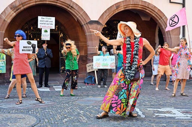 Ein &#8222;Tanz fr den Dietenbachwald...g vergangenen Freitag durch die Stadt.  | Foto: Thomas Kunz