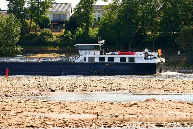 Niedrige Wasserstände im Rhein schränken die Binnenschifffahrt ein