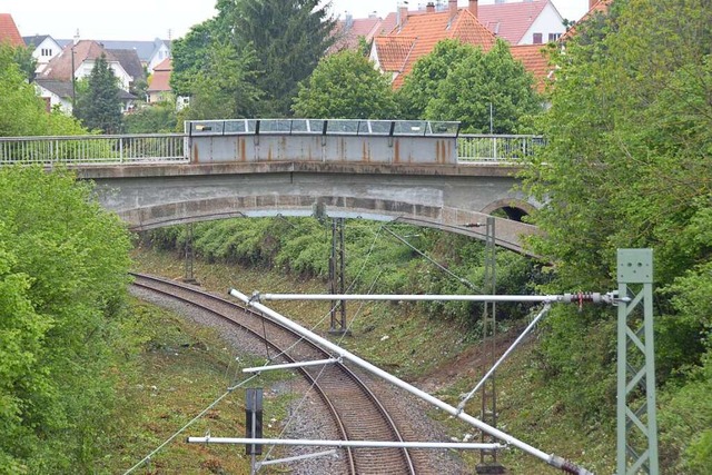 Die Gterstraenbrcke ist marode und ...n fr den Bahnverkehr eine Gefahr dar.  | Foto: Hannes Lauber