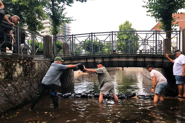 Mit Sandscken das Sterben von Fischen...n, in denen sich Wasser anstauen kann.  | Foto: ASV