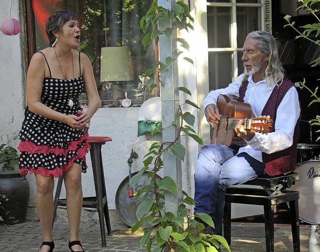 Josuane Lizarte und Pedro Sanz beim Fl...o-Konzert im von Heimburgschen Garten   | Foto: Susanne Kerkovius