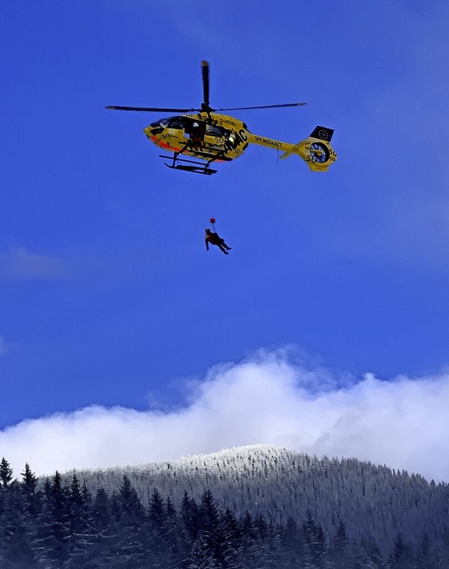 Retter in der Not: Die Bergung aus der Luft ist eine Herausforderung.  | Foto: Annette Reuther