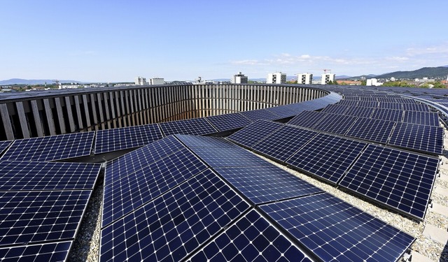 Am neuen Rathaus im Sthlinger liegt e...ert so viel Energie wie es verbraucht.  | Foto: Rita Eggstein