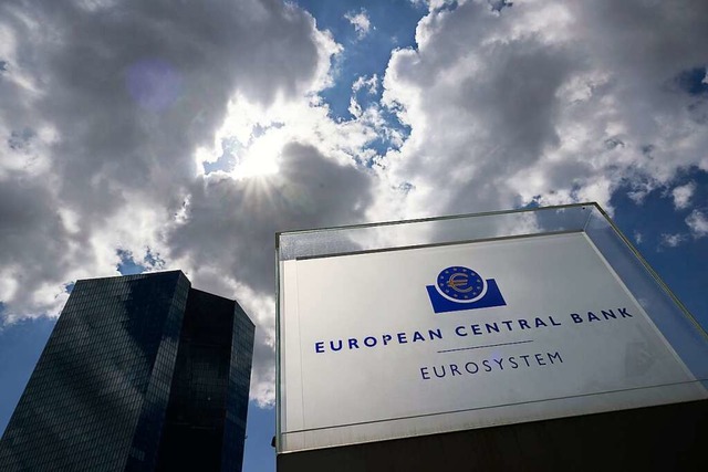Historischer Tag in Frankfurt: Die Eur... Mal seit 2011 die Zinsen im Euroraum.  | Foto: Boris Roessler (dpa)
