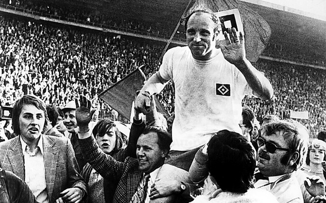 Uwe Seeler, Idol des Hamburger SV,   w...972 auf Hnden vom Spielfeld getragen.  | Foto: dpa (dpa)