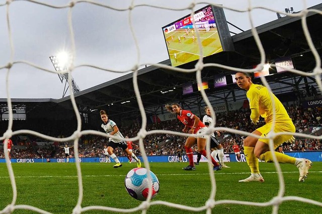 Lina Magull (weies Trikot, links) erzielt hier das 1:0.  | Foto: JUSTIN TALLIS (AFP)