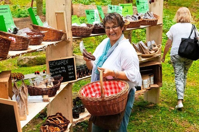 Einkaufen im Waldmarkt   unter freiem Himmel.  | Foto: Wolfgang Scheu