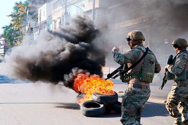 Reifen brennen in der Favela Complexo do Alemao whrend Beamte imEinsatz sind.  | Foto: Jose Lucena (dpa)