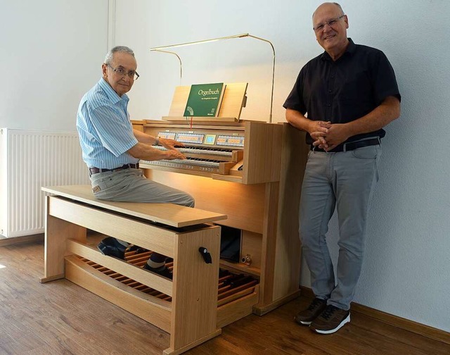 Martin Mybes (rechts) und Organist Dou... ber die neue Johannus-Digital-Orgel.  | Foto: Roswitha Frey