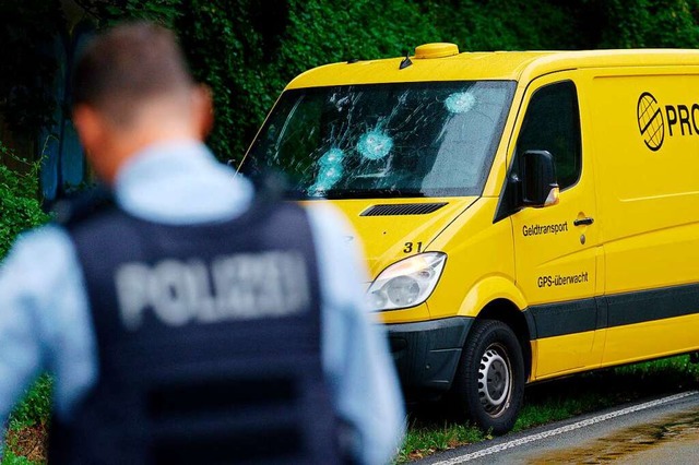 Die Polizei sichert den Tatort  | Foto: Henning Kaiser (dpa)
