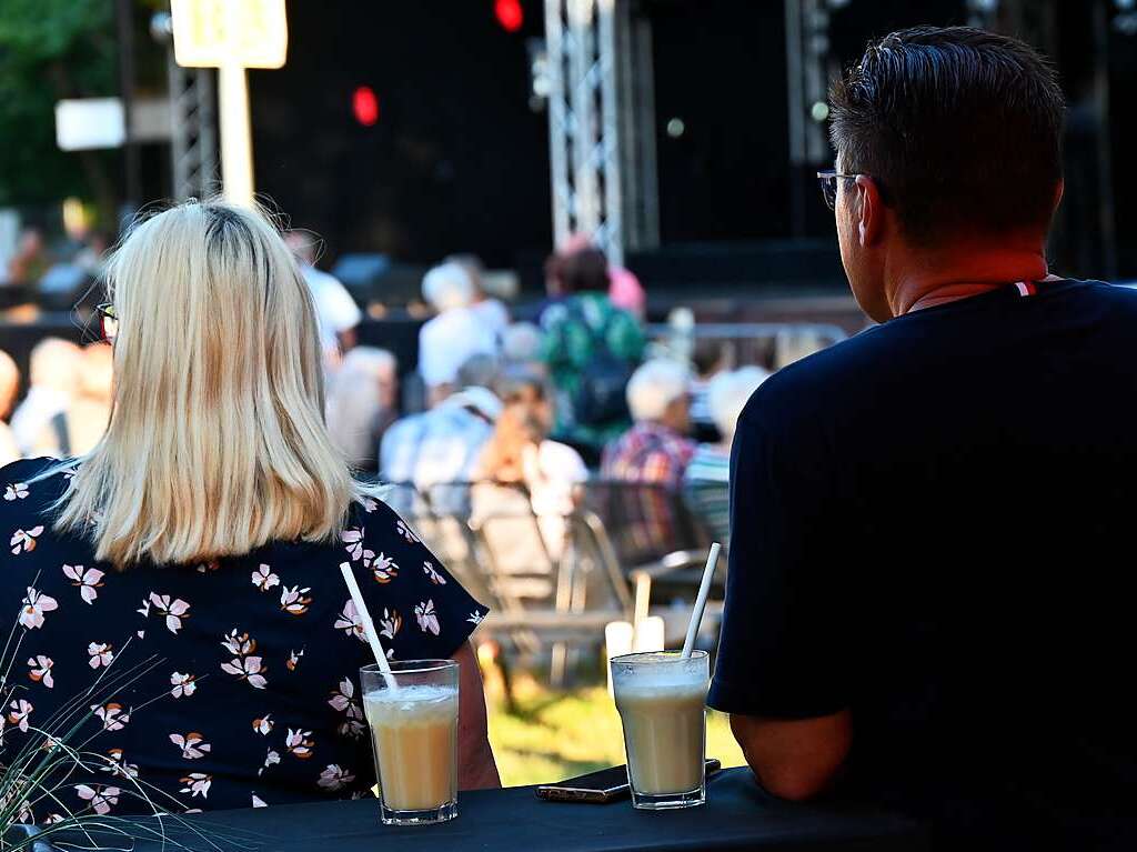 Semino Rossi fiel coronabedingt kurzfristig aus, Andy Borg sprang ein. Er sorgte mit Reiner Kirsten, Liane und traumhaftem Wetter fr einen von Schlagerfans umjubelten Auftakt nach Ma fr die Open Airs im Bad Krozinger Kurpark.