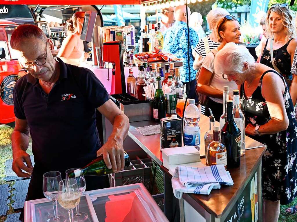 Semino Rossi fiel coronabedingt kurzfristig aus, Andy Borg sprang ein. Er sorgte mit Reiner Kirsten, Liane und traumhaftem Wetter fr einen von Schlagerfans umjubelten Auftakt nach Ma fr die Open Airs im Bad Krozinger Kurpark.