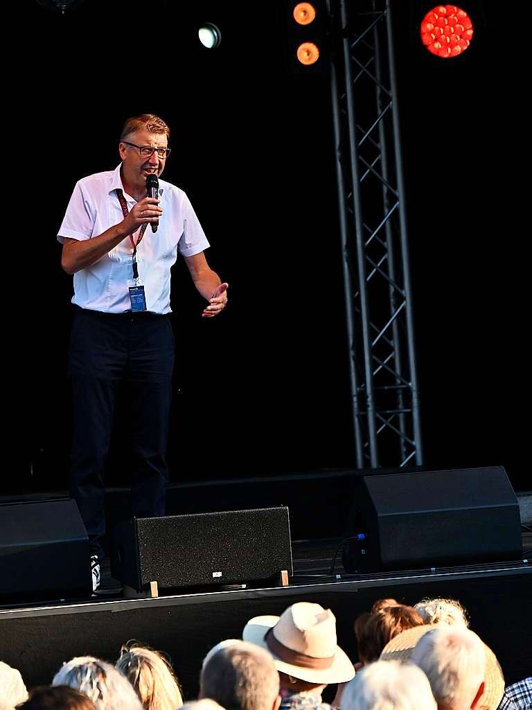 Semino Rossi fiel coronabedingt kurzfristig aus, Andy Borg sprang ein. Er sorgte mit Reiner Kirsten, Liane und traumhaftem Wetter fr einen von Schlagerfans umjubelten Auftakt nach Ma fr die Open Airs im Bad Krozinger Kurpark.