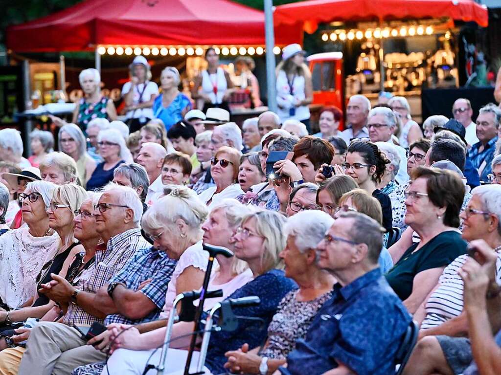 Semino Rossi fiel coronabedingt kurzfristig aus, Andy Borg sprang ein. Er sorgte mit Reiner Kirsten, Liane und traumhaftem Wetter fr einen von Schlagerfans umjubelten Auftakt nach Ma fr die Open Airs im Bad Krozinger Kurpark.