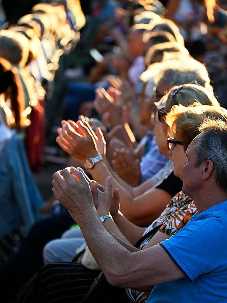 Semino Rossi fiel coronabedingt kurzfristig aus, Andy Borg sprang ein. Er sorgte mit Reiner Kirsten, Liane und traumhaftem Wetter fr einen von Schlagerfans umjubelten Auftakt nach Ma fr die Open Airs im Bad Krozinger Kurpark.