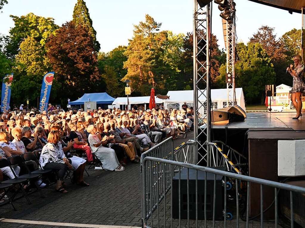 Semino Rossi fiel coronabedingt kurzfristig aus, Andy Borg sprang ein. Er sorgte mit Reiner Kirsten, Liane und traumhaftem Wetter fr einen von Schlagerfans umjubelten Auftakt nach Ma fr die Open Airs im Bad Krozinger Kurpark.