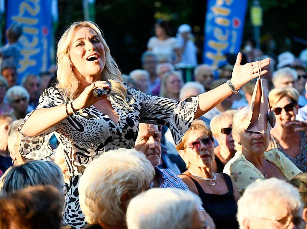 Semino Rossi fiel coronabedingt kurzfristig aus, Andy Borg sprang ein. Er sorgte mit Reiner Kirsten, Liane und traumhaftem Wetter fr einen von Schlagerfans umjubelten Auftakt nach Ma fr die Open Airs im Bad Krozinger Kurpark.