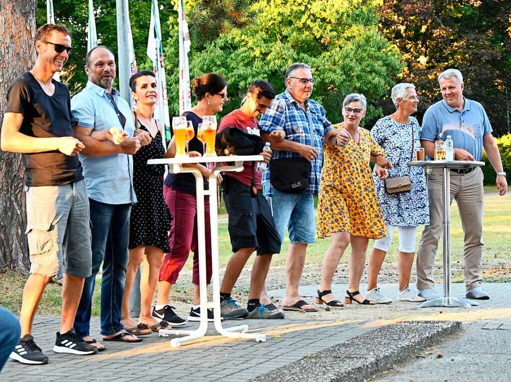 Semino Rossi fiel coronabedingt kurzfristig aus, Andy Borg sprang ein. Er sorgte mit Reiner Kirsten, Liane und traumhaftem Wetter fr einen von Schlagerfans umjubelten Auftakt nach Ma fr die Open Airs im Bad Krozinger Kurpark.