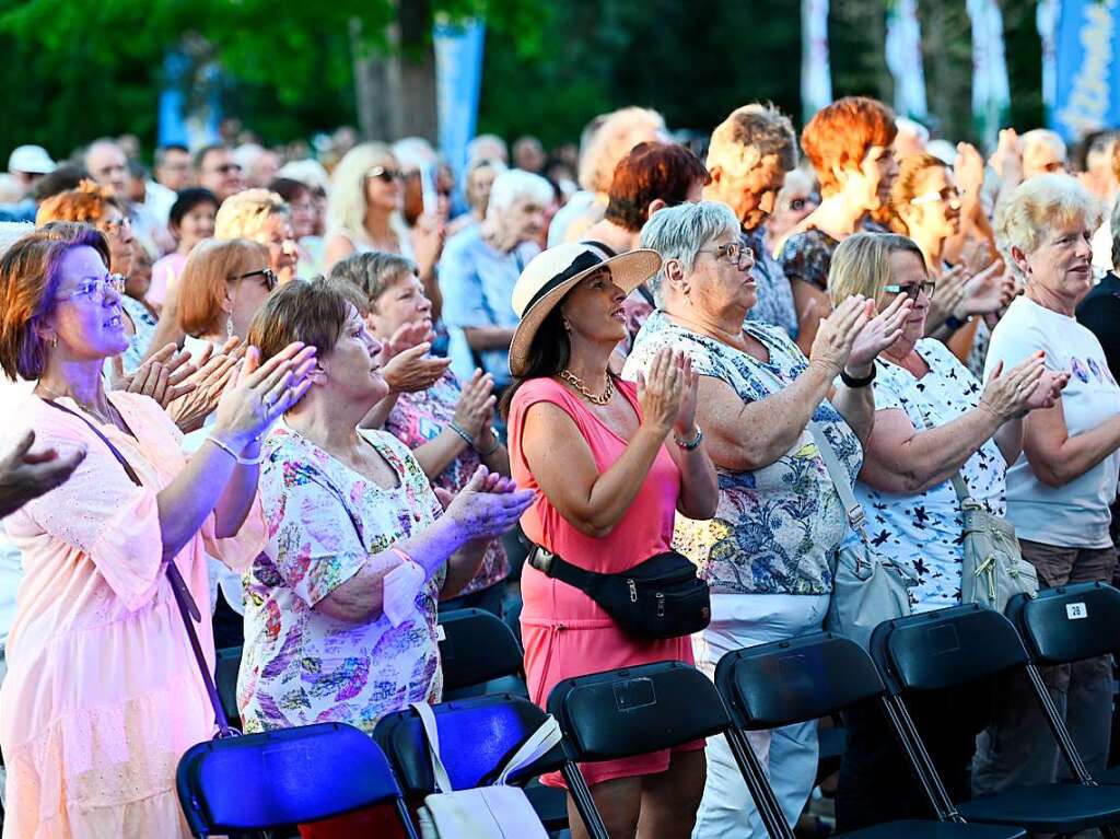 Semino Rossi fiel coronabedingt kurzfristig aus, Andy Borg sprang ein. Er sorgte mit Reiner Kirsten, Liane und traumhaftem Wetter fr einen von Schlagerfans umjubelten Auftakt nach Ma fr die Open Airs im Bad Krozinger Kurpark.