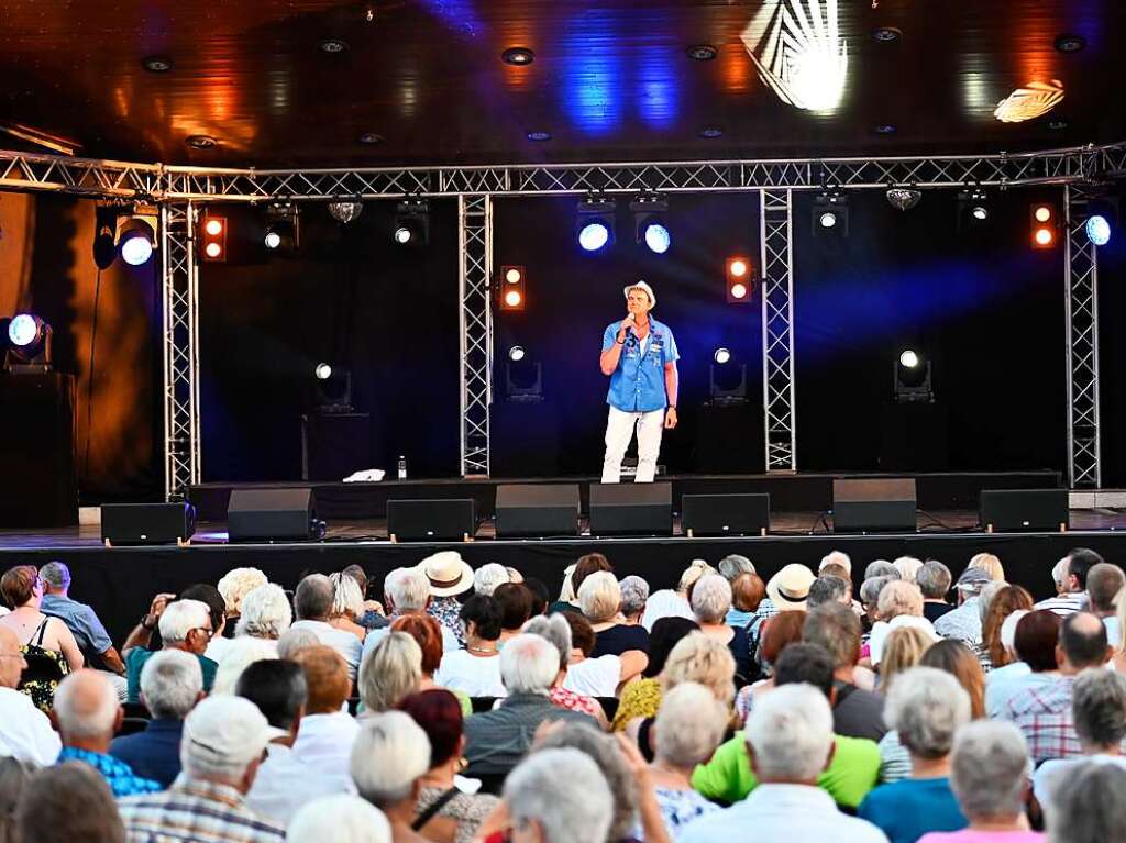 Semino Rossi fiel coronabedingt kurzfristig aus, Andy Borg sprang ein. Er sorgte mit Reiner Kirsten, Liane und traumhaftem Wetter fr einen von Schlagerfans umjubelten Auftakt nach Ma fr die Open Airs im Bad Krozinger Kurpark.