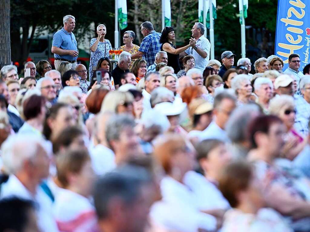 Semino Rossi fiel coronabedingt kurzfristig aus, Andy Borg sprang ein. Er sorgte mit Reiner Kirsten, Liane und traumhaftem Wetter fr einen von Schlagerfans umjubelten Auftakt nach Ma fr die Open Airs im Bad Krozinger Kurpark.