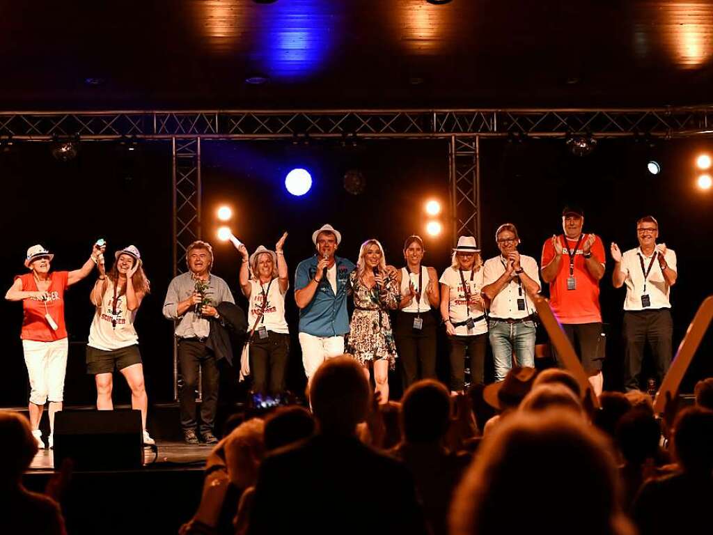 Semino Rossi fiel coronabedingt kurzfristig aus, Andy Borg sprang ein. Er sorgte mit Reiner Kirsten, Liane und traumhaftem Wetter fr einen von Schlagerfans umjubelten Auftakt nach Ma fr die Open Airs im Bad Krozinger Kurpark.