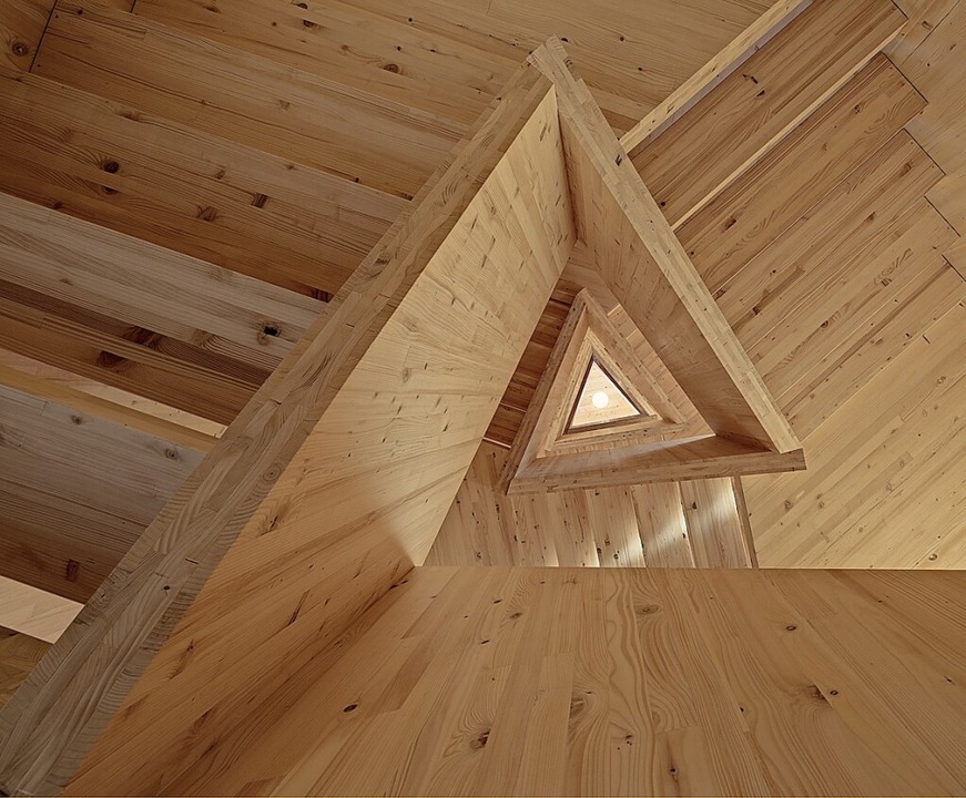 Holz in Holz &#8211; der dreieckige Tr...gleichförmige Außenwand des Kirchturms  | Foto: Nikolaus Bayer