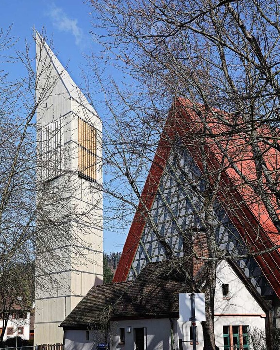 Kirchturm und  Georgs-Kirche   in ihre...e architektonisch abgestimmte Einheit.  | Foto: Oliver Kern