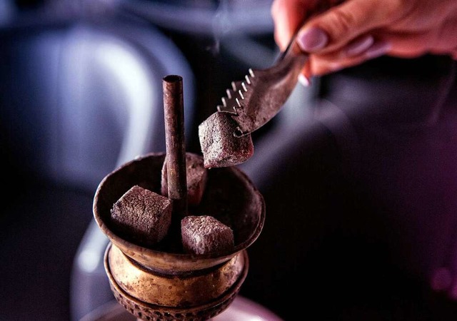 Eine Shisha-Pfeife wird mit Tabak belegt.  | Foto: Soeren Stache