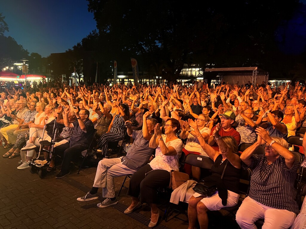 Semino Rossi fiel coronabedingt kurzfristig aus, Andy Borg sprang ein. Er sorgte mit Reiner Kirsten, Liane und traumhaftem Wetter fr einen von Schlagerfans umjubelten Auftakt nach Ma fr die Open Airs im Bad Krozinger Kurpark.