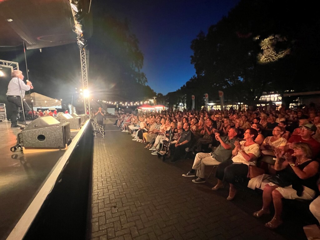 Semino Rossi fiel coronabedingt kurzfristig aus, Andy Borg sprang ein. Er sorgte mit Reiner Kirsten, Liane und traumhaftem Wetter fr einen von Schlagerfans umjubelten Auftakt nach Ma fr die Open Airs im Bad Krozinger Kurpark.